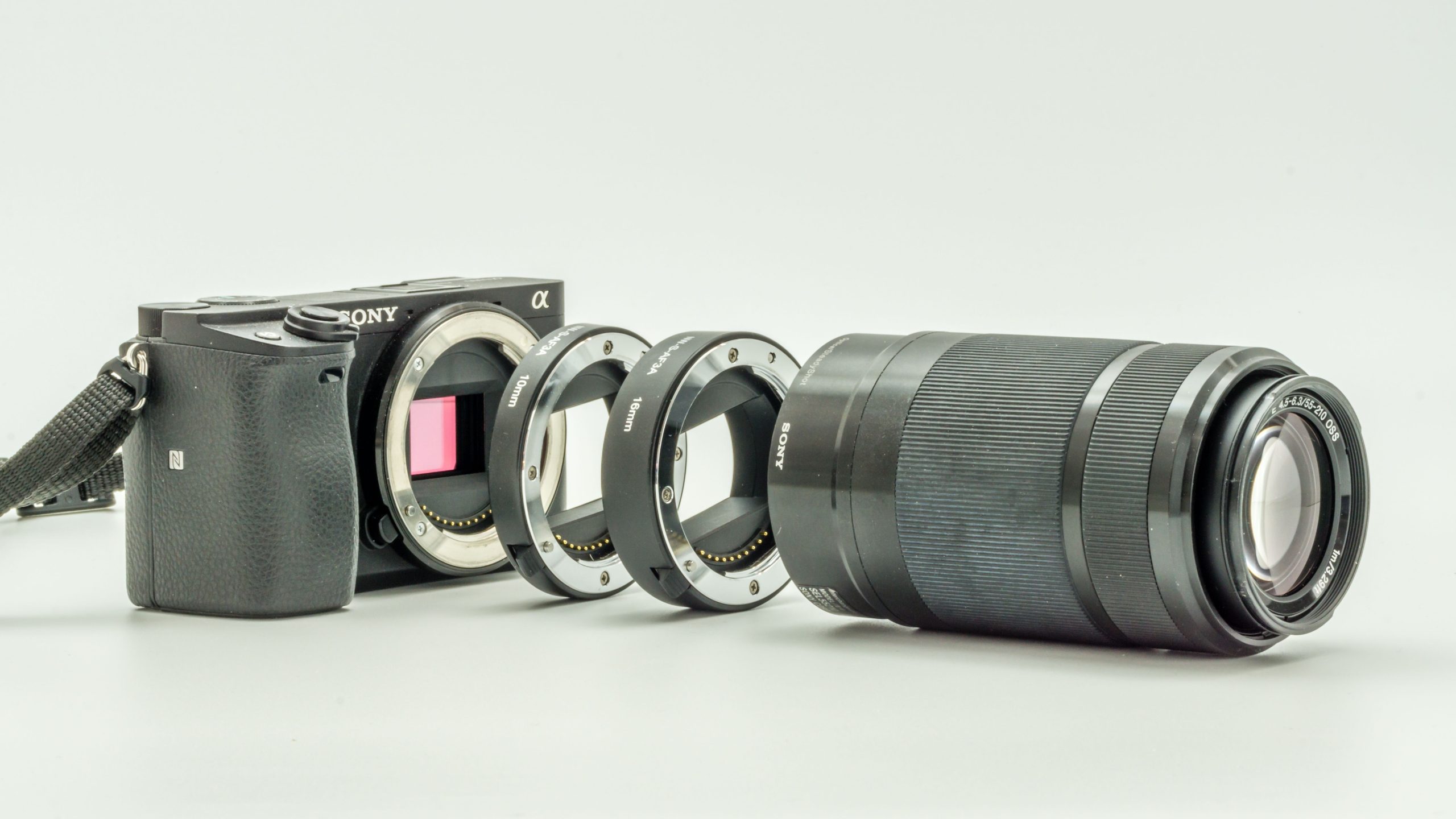 kiểm tra máy ảnh cũ tại cửa hàng hẻm camera